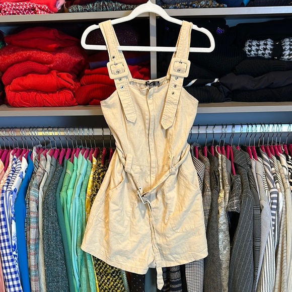Boohoo cream back elastic band belted front zipper closure overall romper size S - Picture 1 of 3